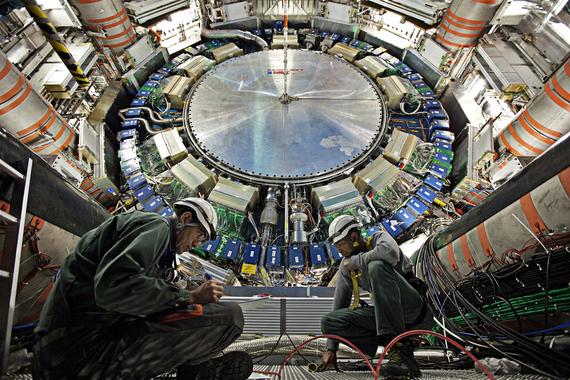 <p>Ingenieros trabajando en el detector ATLAS del LHC. Foto: CERN.</p>