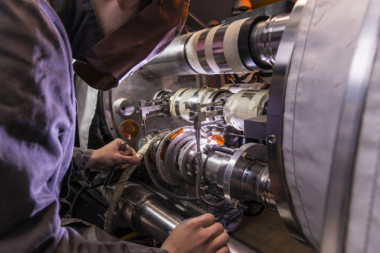 <p/>Durante el anterior parón del LHC, denominado <em>Long Shutdown</em> o LS1, se ejecutaron proyectos como el S<em>uperconducting Magnets and Circuits Consolidation</em> (en la imagen). / Maximilien Brice / CERN”/><figcaption>Durante el anterior parón del LHC, denominado <em>Long Shutdown</em> o LS1, se ejecutaron proyectos como el S<em>uperconducting Magnets and Circuits Consolidation</em> (en la imagen). / Maximilien Brice / CERN</figcaption></figure>
</div><!-- end article content -->
<!-- TAGS -->
<!-- NAV -->
<div class=