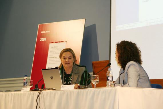 <p>Pilar Mateo (izqda.) y Victoria Toro (drcha.) durante la entrevista del ciclo. Foto: FECYT</p>