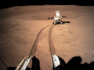 <p>El rover chino Yutu-2 de la misión Chang’E-4 explora la cara oculta de la Luna. / CNSA/Xinhua/ZUMA</p>