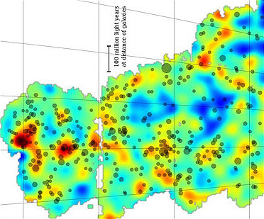 <p>Primer mapa del proyecto Dark Energy Survey con la distribución de materia oscura en un área del cielo (un 3% del que estudiará en 5 años). Las áreas rojas y amarillas son las más densas. Las azules, casi vacías. Las galaxias y cúmulos de galaxias se muestran como puntos grises proporcionales a su tomaño. La materia oscura se distribuye en forma de largos filamentos. / DES</p>