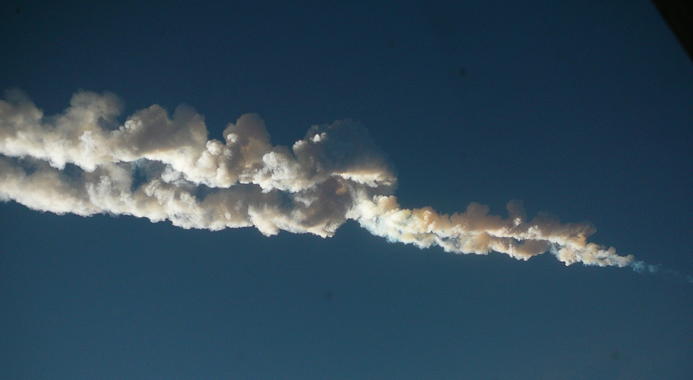 <p>El meteoro cruzando los cielos de la ciudad rusa de Chelyabinsk. / <a href="http://upload.wikimedia.org/wikipedia/commons/f/f9/Chelyabinsk_meteor_trace_15-02-2013.jpg" target="_blank">Wikipedia</a></p>