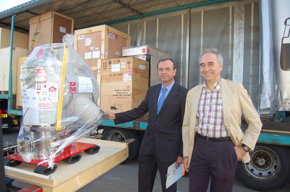 <p>José Luis Serrano, director general de Ciencia, Innovación y Desarrollo del Gobierno de Aragón, junto a Ricardo Ibarra, director del Instituto de Nanociencia de Aragón de la Universidad de Zaragoza, al recibir esta mañana las primeras cajas con el Titán.</p>