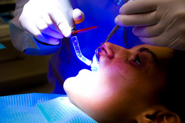 <p>El contagio emocional positivo en la familia podría llegar a inducir en el niño el estado adecuado que facilite la atención dental. Imagen: <a href="http://www.flickr.com/photos/conchur/1572259361/sizes/o/in/photostream/" target="_blank">Conor Lawless</a>.</p>