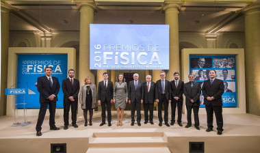<p class=" text-justify">Los galardonados, acompañados de la Secretaria de Estado de I+D+i Carmen Vela, el presidente de la Fundación BBVA Francisco González, y el director de la Fundación BBVA Rafael Pardo, / Fundación BBVA</p>