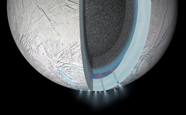 <p>Ilustración del interior de la luna Encelado donde se oculta un océano suberráneo con aguas termales, cuyos productos ascienden a través de su corteza helada y se expulsan al espacio por los penachos gigantes de gas y hielo de la región Sur. / NASA/JPL-Caltech</p>