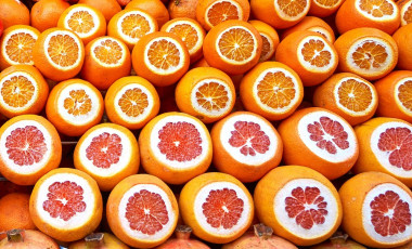 <p>Naranjas, pomelos y limones son algunas de las frutas más comercializadas del mundo, pero hasta ahora no se sabía el número de especies de las que se originaron. / <a href="https://pixabay.com/es/naranjas-naranja-pomelo-3004200/" target="_blank">Pixabay</a></p>