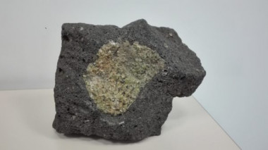 <p>Peridotita del manto profundo (de color verde) incluida en la lava de un volcán patagónico (de color negro) hallado por los investigadores. / UGR</p>
