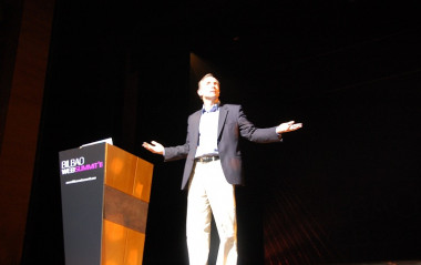 <p>Tim Berners-Lee, durante su intervención en el auditorio del Palacio Euskalduna (Bilbao). Imagen: SINC.</p>