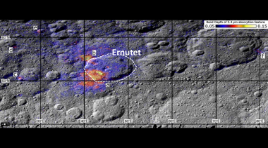 <p>Los datos de la nave espacial Dawn muestran las zonas alrededor del cráter Ernutet donde se ha descubierto material orgánico (etiquetadas de la ‘a’ a la ‘f’). La intensidad de la banda de absorción orgánica se representa con colores, donde los más cálidos indican las concentraciones más altas. / NASA/JPL-Caltech/UCLA/ASI/INAF/MPS/DLR/IDA</p>