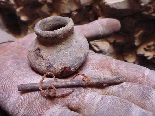 <p>El suelo del pasadizo está cubierto de restos humanos y vasijas. / CSIC</p>