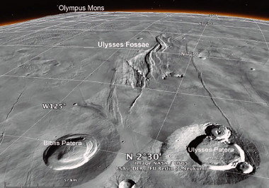 <p>Las fracturas y fallas de Ulysses Fossae recuerdan a las del Rift en África. / NASA, ESA et al.</p>