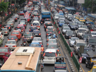 <p>Ejemplo de tráfico denso en Bankok, causante de polución atmosférica y ruido. / Gemma Longman. / Wikipedia/CC</p>