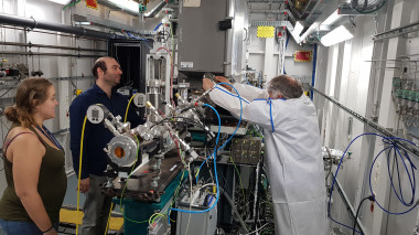 <p>Colocación de las muestras, con soportes diseñados específicamente e impresos en tecnología 3D en el mismo sincrotrón, en la línea de luz CLAESS para ser analizadas con la luz de sincrotrón. En la fotografía, Carlo Marini, científico del sincrotrón; el catedrático Miquel Canals Artigas y Andrea Baza, de la UB / Universidad de Barcelona</p>