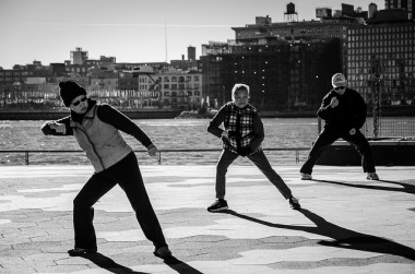 <p>Según el estudio, el tai chi reduce significativamente el riesgo de caídas. Los científicos creen que hay evidencia científica para que los profesionales de la salud recomienden esta práctica en adultos mayores. / <a href="https://www.flickr.com/photos/luisenpics/33979882975/in/photolist-TLFMni-WQwR9C-VL9Lz7-VvWmbf-8EeX3D-bdbSEa-nuro6f-pyUJCM-keAdnn-4fMgHs-8CXJym-4zFMLv-7diay5-rYhRMr-bLkmxP-riJTpG-ktjBtu-epgcuW-6uoKcp-VbfU15-WJAzWq-dbjE3-X8z998-WkbbW3-V52uvw-WJBbz3-jcLEA-pmp4Et-65joTm-WD6Cfd-6Ecf7M-4qWPwT-qAqhGD-6yAYgN-WVRjyv-4r1UbW-X8y23X-6yBDyc-nxbXnx-pydPEM-6ywRRV-dbjE4-6yAYKG-X8z8mr-5b7Kv7-WkbbZu-Stkb7g-Ugo5Qr-SFo7H2-fy12iv" target="_blank">Luisen Rodrigo</a></p>