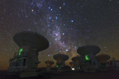 <p>Imagen de las antenas del telescopio ALMA, ubicado en un área de la región chilena de Atacama a 5.000 metros de altitud. / ESO Babak Tafreshi</p>