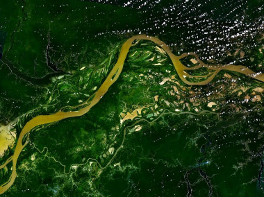<p>El río Amazonas corriendo a través de la selva brasileña en una imagen tomada por el satélite Landsat./NASA.</p>