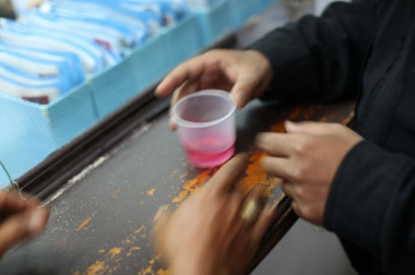<p>Un vaso de metadona en un centro de tratamiento en Indonesia. / <a href="https://flic.kr/p/hiCzZs" target="_self">DFAT.</a></p>