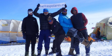 <p>Larramendi y el resto de tripulantes llegan con éxito al punto en el que iniciaron la expedición hace casi un mes. / Tierras Polares</p>