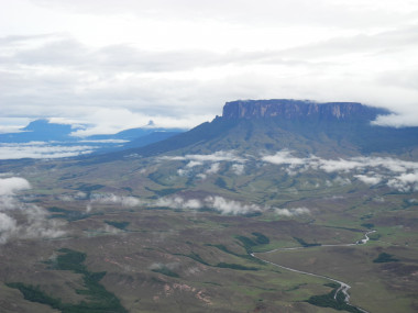 <p>De izquierda a derecha, los tepuys Ilú-Tramen, Wadakapiapué y Kukenán, al noroeste del Roraima, desde la Gran Sabana venezolana. / Elisabet Safont</p>