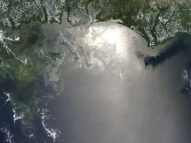<p>Imagen de satélite en el momento del vertido de BP. Imagen: NASA.</p>