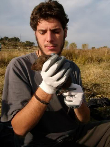 <p>Pablo García sujeta una rata de agua. / Foto cedida por los investigadores a DiCYT</p>