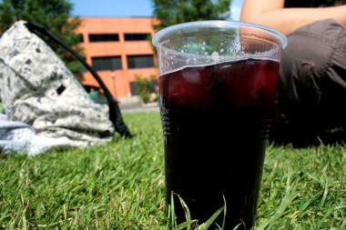 <p>El consumo de alcohol al inicio de la pubertad está relacionado con un mayor riesgo de padecer alteraciones psicológicas en el futuro. / <a href="https://www.flickr.com/photos/unpatitodegoma/3408017258/sizes/l" target="_blank">Fran López UPDG</a>. </p>