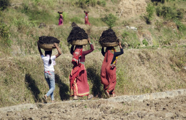 <p>Desde las madres hasta las hijas pequeñas trabajan para crear estrategias de adaptación a los cambios ambientales en la India / David Tarrasón</p>