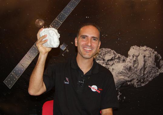 <p>El ingeniero de telecomunicaciones Miguel Pérez de Ayúcar, que en la imagen aparece con una réplica del cometa 67P/Churyumov-Gerasimenko en la mano, trabaja para la ESA a través de la filial española de la empresa holandesa Aurora. / SINC</p>