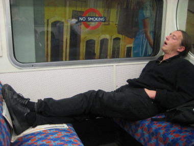 <p>Una persona duerme en el metro. Imagen: <a href="http://www.flickr.com/photos/anniemole/3027826229/sizes/o/" target="_blank">Annie Mole</a></p>