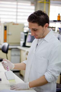 <p>Javier Ávila, investigador del grupo Farmolap en los laboratorios de la Facultad de Farmacia de la US. / Clarisa Guerra</p>