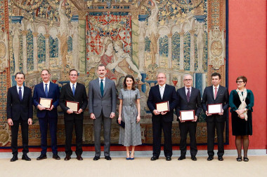 <p>Los cinco premiados posan con los Reyes, el ministro de Ciencia Ciencia, Innovación y Universidades, Pedro Duque, y la secretaria de Estado de I+D+I, Ángeles Heras Caballero. / <a href="https://twitter.com/CienciaGob" target="_self">CienciaGob</a></p>