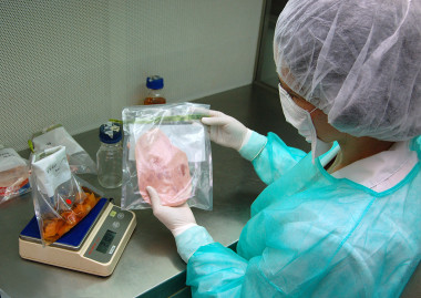 <p>La listeria puede aparecer en carne cocinada de cerdo, vegetales, lácteos y pescado ahumado. / <a href="https://es.wikipedia.org/wiki/Listeria_monocytogenes#/media/Archivo:Detecci%C3%B3n_listeria_Chile.jpg" target="_blank">Pontificia Universidad Católica de Chile </a></p>