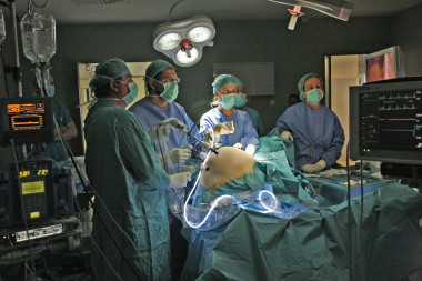 <p>Operación para extirpar un cáncer de colon. Imagen: HVR</p>
