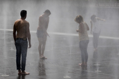 <p>Varias personas se refrescan en una fuente de Madrid Río debido a las altas temperaturas. / EFE/Javier Lizón</p>