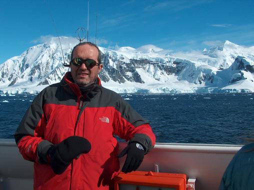 <p>El profesor de la UGR Jesús M. Ibáñez, durante una expedición a Isla Decepción./ UGR</p>