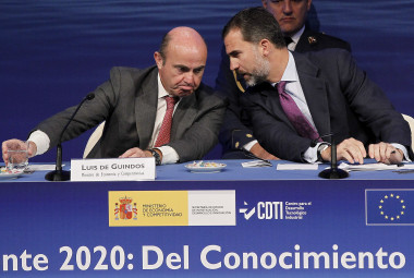 <p>El Príncipe de Asturias y el ministro de Economía y Competitividad, Luís de Guindos, conversan durante la inauguración de la séptima conferencia del programa Horizonte 2020, hoy en Madrid. / Chema Moya/EFE</p>