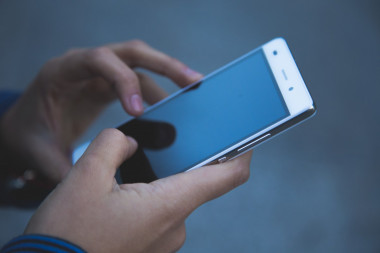 <p>Muchas de las <em>apps</em> preinstaladas en los móviles facilitan el acceso privilegiado a datos y recursos del sistema sin posibilidad de que un usuario medio pueda desinstalarlas. / Pxhere</p>
