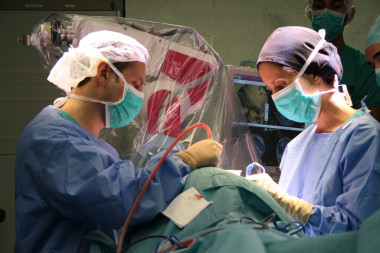 <p>La cirugía aplicada a los pacientes con anorexia nerviosa consiste en la colocación de electrodos en el área subcallosa o núcleo accumbens del cerebro. / Hospital del Mar</p>
