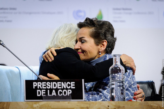 <p>Christiana Figueres se da un abrazo con Laurence Tubiana, embajadora de Francia en la cumbre del clima de París tras el acuerdo/ <a href="https://www.flickr.com/photos/cop21/23410287690/in/album-72157661744003510/" target="_blank">Flickr</a></p>