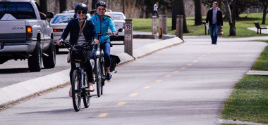 <p>El uso de la bicicleta es el medio de transporte que más beneficios aporta a la salud. / Creative commons</p>