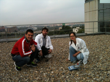 <p>Paolo Melchiorre y su equipo en la azotea del ICIQ haciendo la reacción (ICIQ)</p>