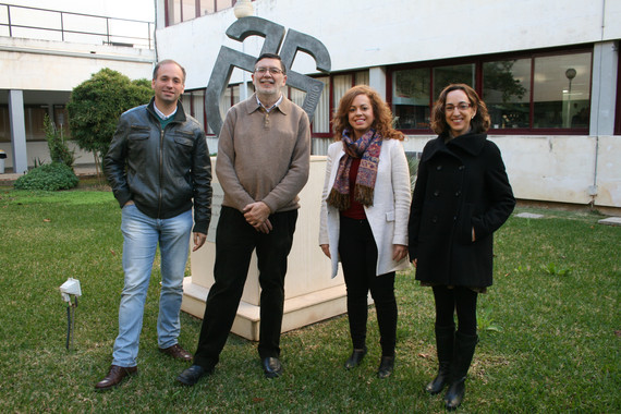 <p>La investigadora de la Universidad de Sevilla María del Mar Martínez (de blanco) junto a los autores del estudio. / US</p>