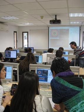 <p>Alumnos españoles participando en el taller