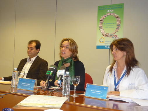 <p>Diego Álvarez de la Rosa (ULL) y Teresa Giráldez (HUNSC), miembros del comité organizador, durante la presentación en rueda de prensa de la III Reunión Española de Canales Iónicos, que se celebrará en Tenerife. </p>