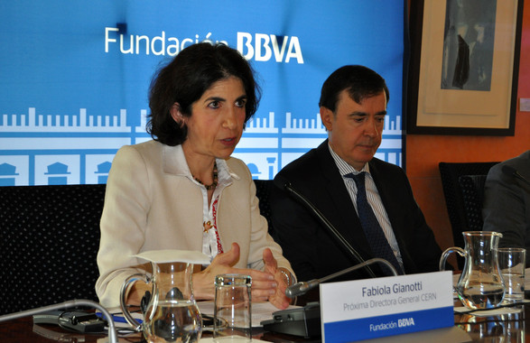 <p>Fabiola Gianotti, próxima directora general del CERN, junto a Rafael Pardo, director de la Fundación BBVA. / SINC</p>