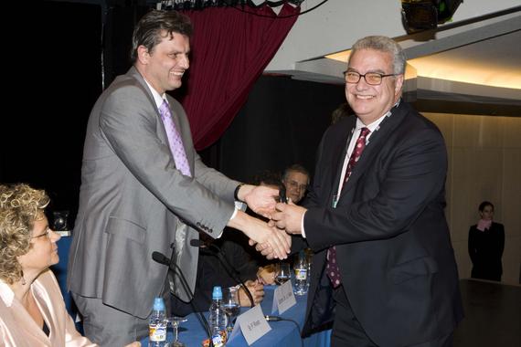<p>Dr. Horacio Pérez, jefe del servicio de Cardiología del HUNSC, en el momento de la recogida del premio TOP 20.</p>