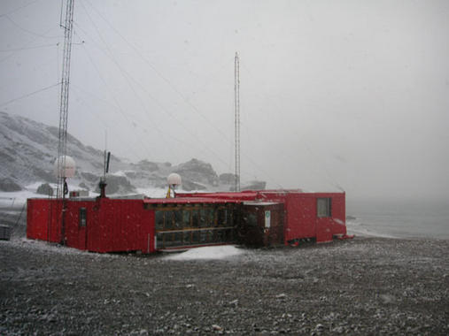 <p><a href="http://plataformasinc.es/index.php/esl/Multimedia/Imagenes/Galeria-de-actualidad-del-2-al-6-de-marzo-2009/Finaliza-la-campana-antartica-espanola-mas-ambiciosa-de-la-historia" target="_self">Base Juan Carlos I en la Antártida.</a> Foto: SINC.</p>