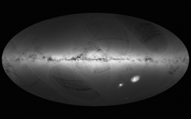 <p>Mapa de estrellas de la Vía Láctea basado en el primer año de observaciones del satélite Gaia de la ESA. En él se muestra la densidad de estrellas observadas por Gaia en cada porción del cielo. Las regiones más brillantes indican las concentraciones más densas, mientras que las zonas oscuras corresponden a los parches de cielo donde se observan menos estrellas.</p>