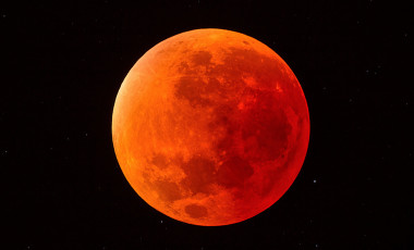 <p>La Luna se torna rojiza cuando cruza la sombra de la Tierra durante los eclipses lunares. / Daniel López/IAC</p>